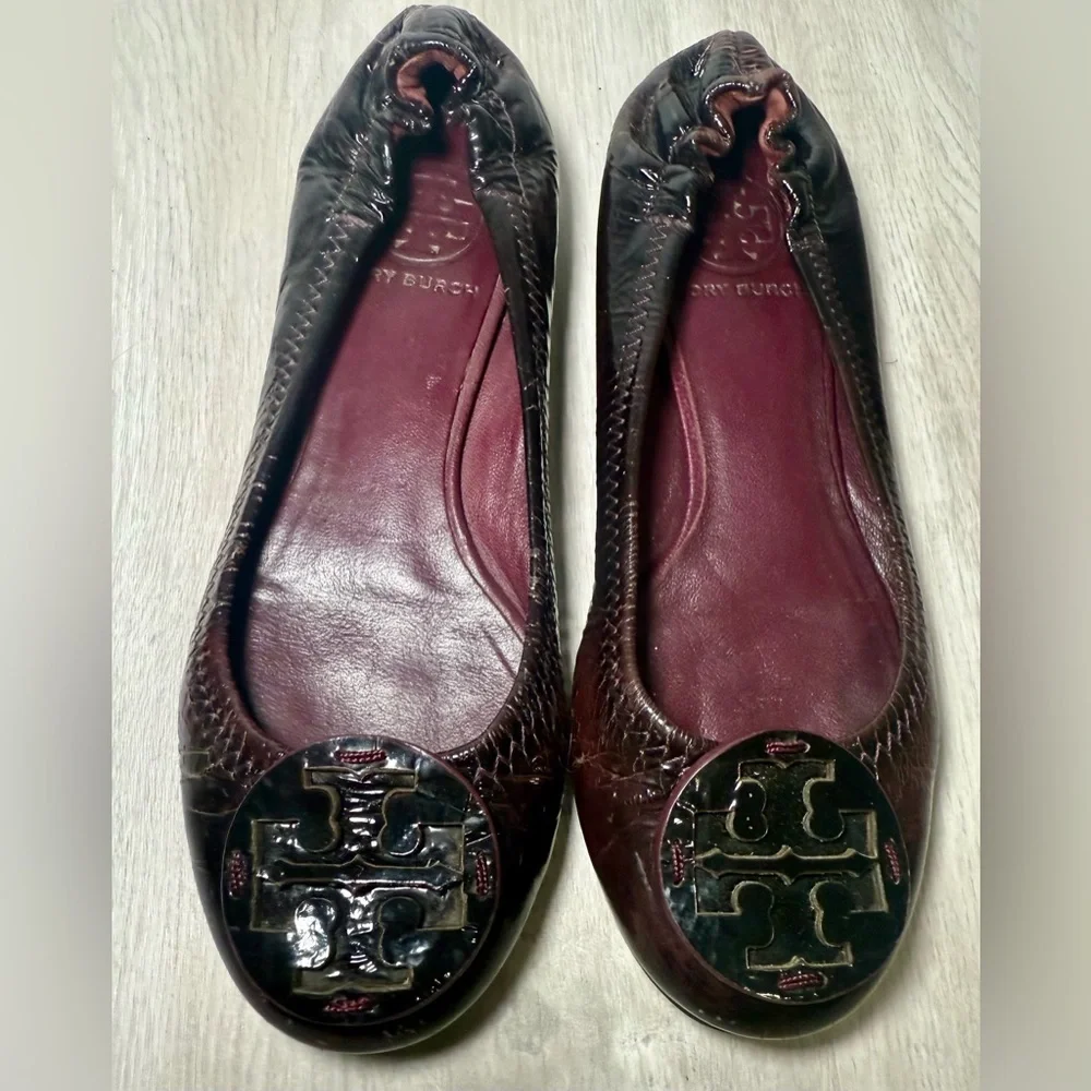 Tory Burch Dark Brown Patent Leather Ballet Flats Embossed Logo‎ Size 7